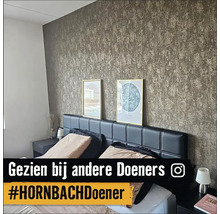Chambre avec papier peint à motifs, lit avec tête de lit noire et tables de chevet