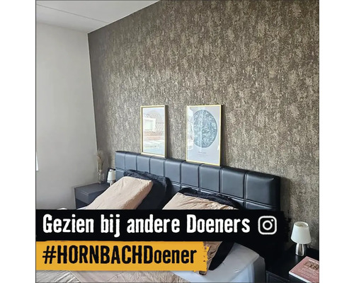Schlafzimmer mit gemusterter Tapete, Bett mit schwarzem Kopfteil und Nachttischen