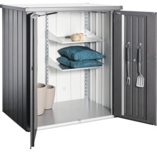 Armoire à outils avec portes ouvertes, étagères et accessoires de jardin