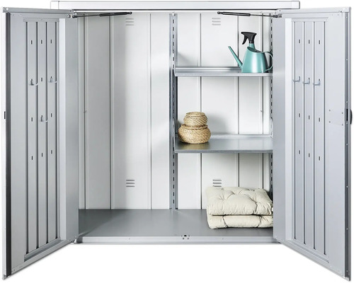 Offener Geräteschrank mit Regalen, Giesskanne, Körben und Kissen