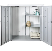 Armoire à outils ouverte avec étagères, arrosoir, paniers et coussins