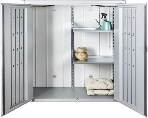 Armoire à outils ouverte avec étagères, arrosoir, paniers et coussins