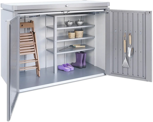 Geöffneter Geräteschrank mit Regalen und Gartenzubehör