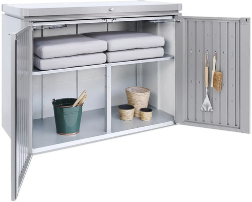 Geöffneter Geräteschrank mit Regalen und Gartenzubehör