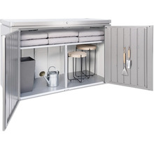 Armoire à outils ouverte avec outils de jardinage, chaises et coussins