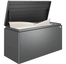 Geöffnete graue Gartenbox mit Kissen zur Aufbewahrung im Außenbereich