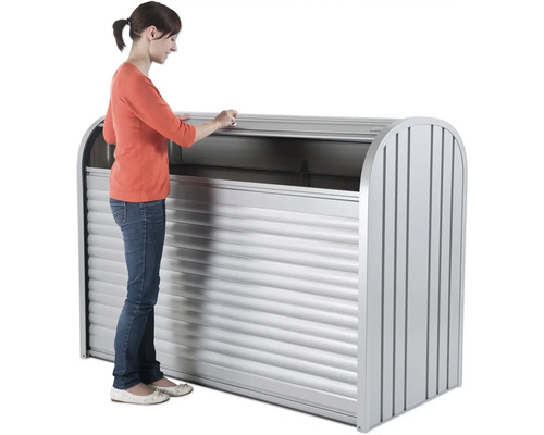 Femme ouvrant un coffre de jardin avec volet roulant