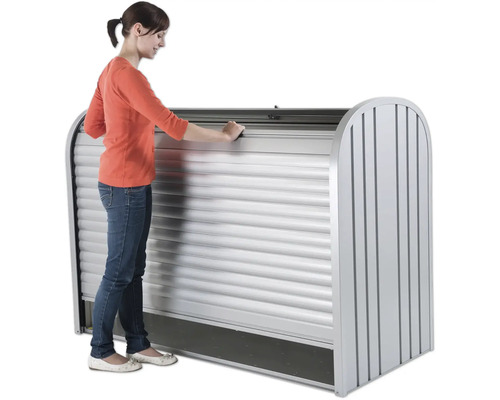 Femme ouvrant un placard à volet roulant pour l''extérieur