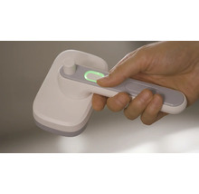 Hand hält tragbares Reinigungsgerät mit Licht