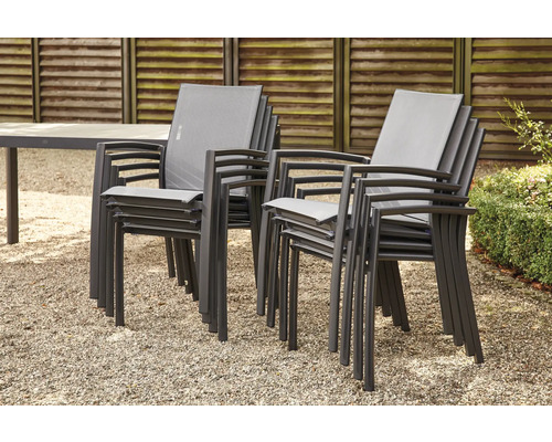 Stapelbare Gartenstühle aus Metall mit Armlehnen und Textilbespannung
