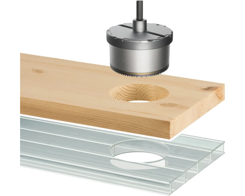 Scie cloche perçant un trou dans du bois et un panneau en plastique