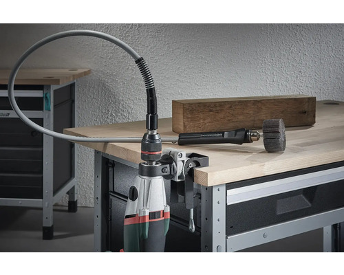 Perceuse avec arbre flexible monté et outil de meulage sur un établi