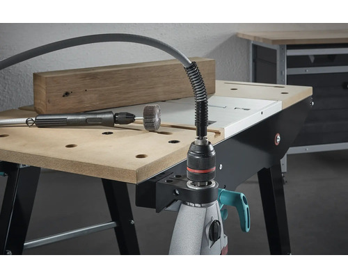 Arbre de forage flexible Wolfcraft sur un établi avec outil de meulage