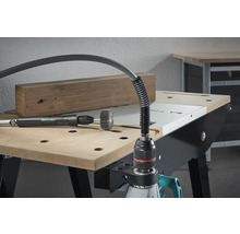 Arbre flexible avec disque abrasif sur un établi