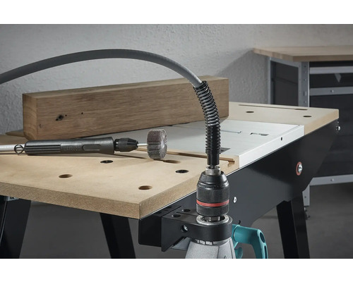 Arbre flexible avec disque abrasif sur un établi