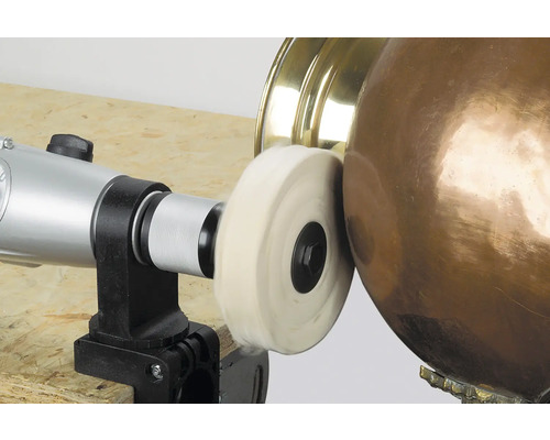 Polisseuse avec embout de polissage polissant un objet métallique