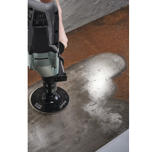 Eine Person schleift eine Metalloberfläche mit einem Schleifgerät.
