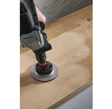 Bohrmaschine mit Schleifaufsatz auf Holz
