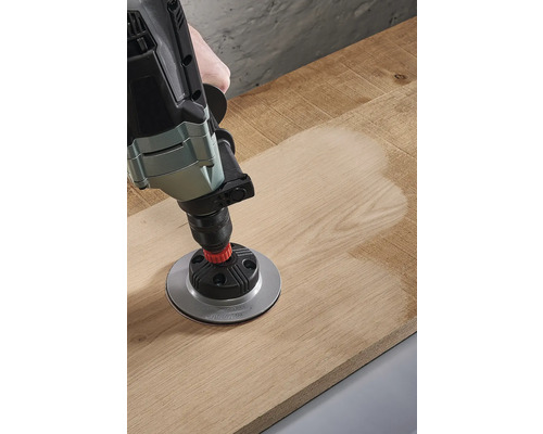 Perceuse avec accessoire de ponçage sur bois