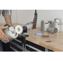 Travail des métaux avec un accessoire de polissage sur une pièce.