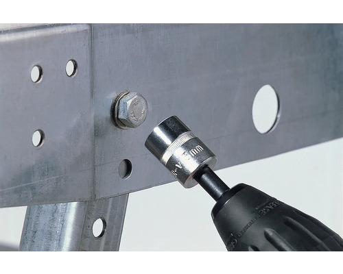 Serrage d''une vis avec une clé sur un cadre métallique.