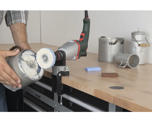 Polisseuse pour polir un récipient dans un atelier