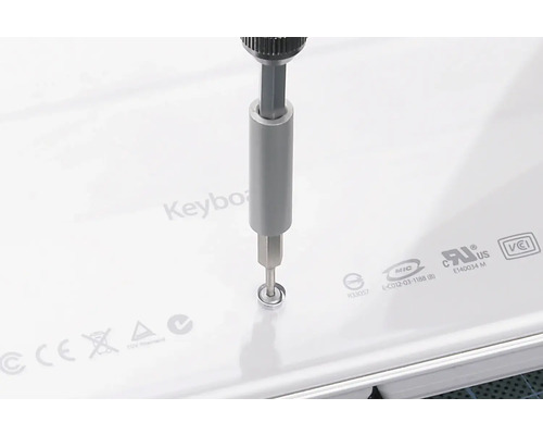 Tournevis serrant une vis dans un appareil électronique