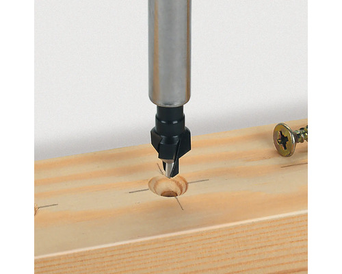 Forstnerbohrer beim Bohren eines Lochs in ein Holzbrett.