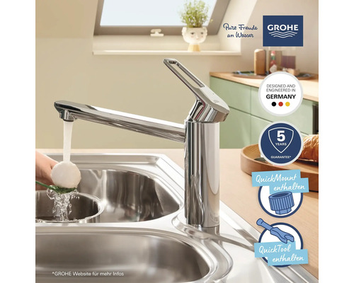 "Küchenszene mit Spültischarmatur aus Chrom, die Wasser abgibt