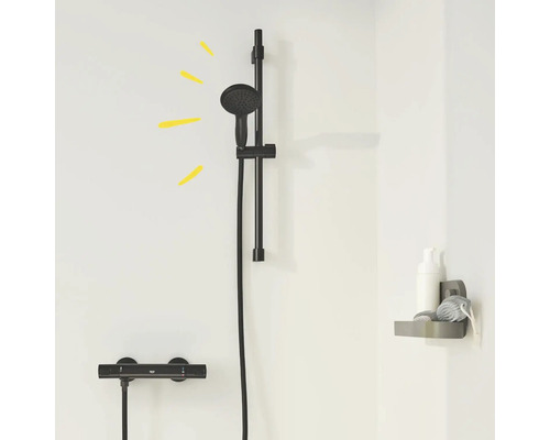 Ensemble de douche noir avec douchette à main, barre de douche et mitigeur thermostatique sur un mur blanc