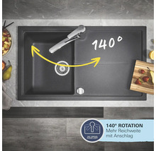 Draufsicht auf eine schwarze Küchenspüle mit Armatur, die eine Drehung von 140 Grad ermöglicht