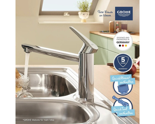 Robinet de cuisine chromé à côté d''un évier avec robinet Grohe