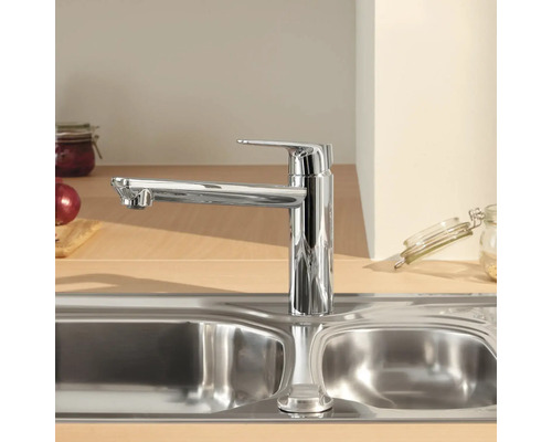 Robinet de cuisine en métal sur un évier