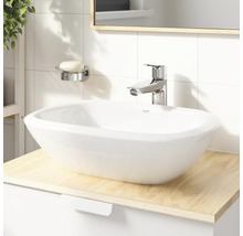 Waschbecken mit Armatur, Seifenschale und Spiegel im Badezimmer