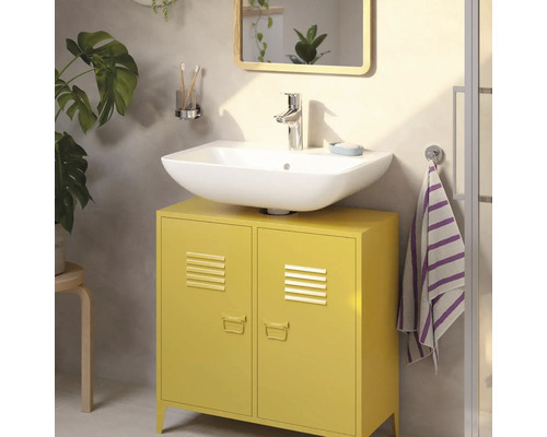 Salle de bain avec lavabo, meuble bas jaune et miroir