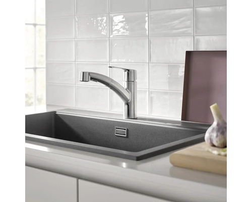 Évier de cuisine avec robinet et crédence en carreaux blancs