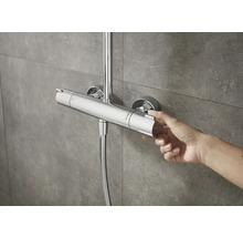 Robinet thermostatique avec main, monté sur un mur carrelé
