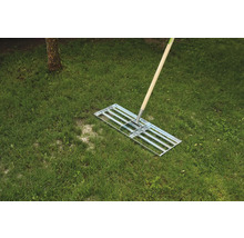 Rasenrechen mit Holzstiel auf Gras