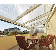 Terrasse avec toit, table et chaises