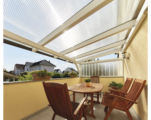 Terrasse avec toit, table et chaises
