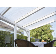 Terrasse avec toit en plastique transparent et cadre blanc.