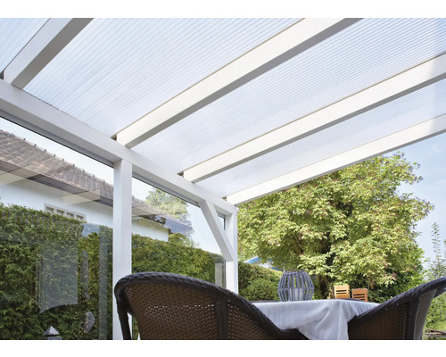 Terrasse avec toit en plastique transparent et cadre blanc.
