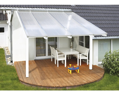 Terrasse avec auvent, table et banc sur terrasse en bois