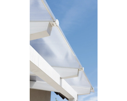 Vue détaillée d''un toit de terrasse avec plaques en polycarbonate