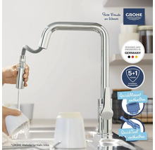 Küchenarmatur mit ausziehbarer Spülbrause im Einsatz. Grohe Logo. Hinweis auf Hergestellt in Deutschland. Fünf plus ein Jahr erweiterte Garantie. QuickMount und QuickTool enthalten.