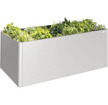 Jardinière surélevée en métal avec salades