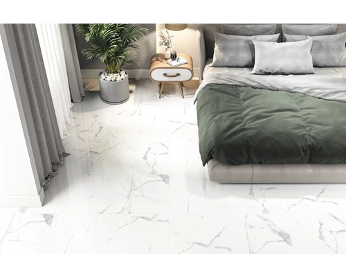 Chambre avec sol en marbre blanc, lit et table de chevet