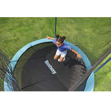 Une fille saute sur un trampoline avec filet de sécurité de la marque Bestway.