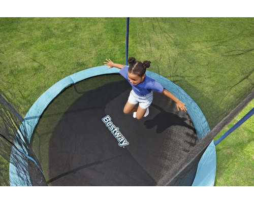 Une fille saute sur un trampoline avec filet de sécurité de la marque Bestway.