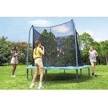 Trampoline de jardin rectangulaire avec filet de sécurité et enfants jouant dans le jardin